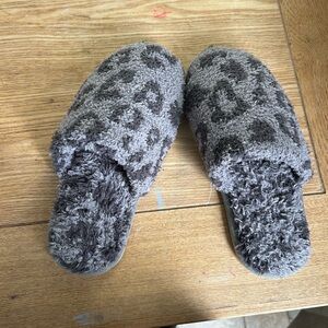 NWOT Barefoot Dreams Gray Leopard Print Fuzzy Slippers